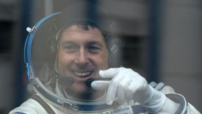 美国总统大选：国际太空站中的美国太空人Shane Kimbrough填写好选票传回地球