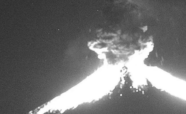 波波卡特佩特火山突然爆发，流出岩浆。