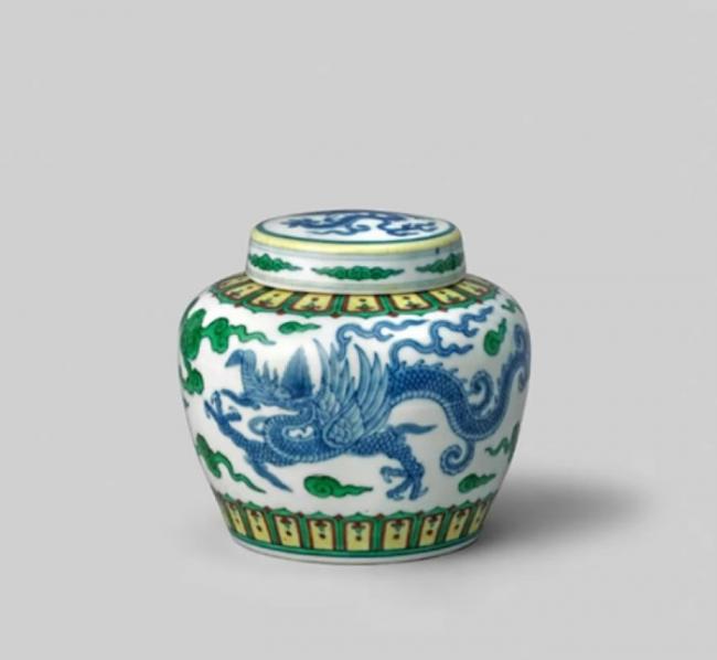 瓷罐的盖子和罐身用釉下彩技术画有两条青龙。
