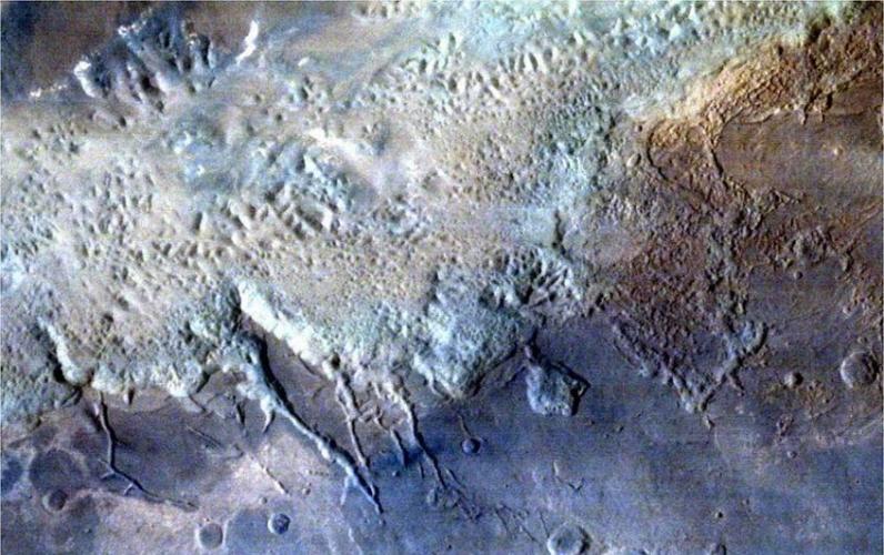 水手峡谷的一部分，该区域被称为“厄俄斯-查奥斯”，印度火星轨道任务器拍摄到峡谷表面断裂结构，这些照片有助于科学家理解火星表面局部比例的地质构造。