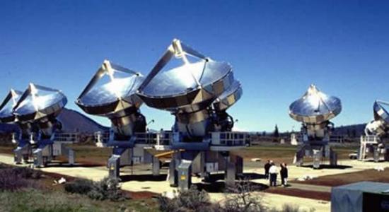 搜寻外星人的关键在于保持对天空的不间断“监听”，射电望远镜具有相当的优势