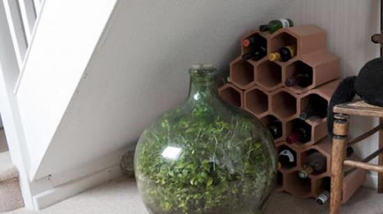 过去27年里，拉蒂默将这个玻璃瓶花园放置在楼梯下面，并未悉心打理