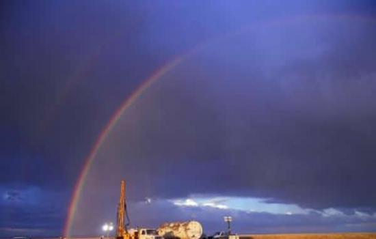 在美国国家科学基金会资助的怀俄明Bighorn盆地的钻探地点上出现了一道彩虹。在由犹他大学地球化学家Gabe Bowen领导的一项研究中，在这个地点钻取的沉积物