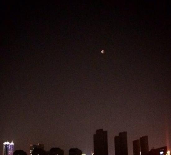 安徽有网民拍下红月亮高挂的一刻