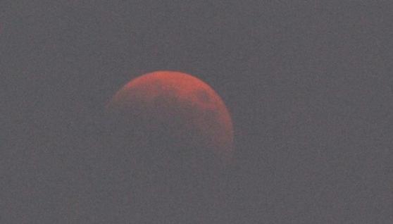 山东烟台有网民拍摄到的“红月亮”
