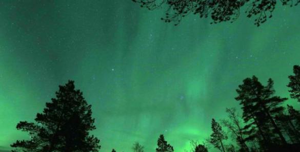 挪威山区上空的北极光