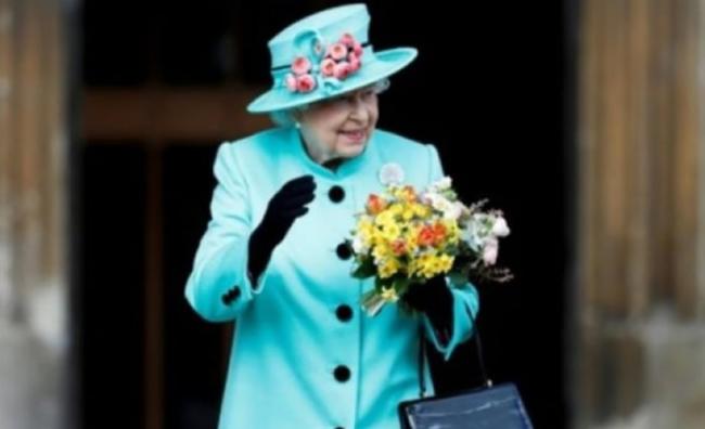 英女王不介意吃用胶盒盛载的水果。