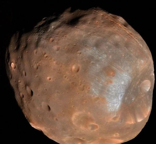 火卫一表面凹槽结构暗示着它不断地遭受火星潮汐引力侵蚀破坏，预计未来数百万年之后火卫一最终将被火星引力撕裂。