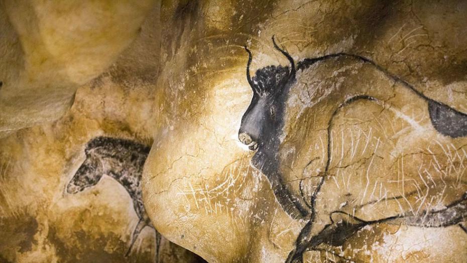 人工复制洞穴被称为“阿尔克桥洞穴”，这里有1000幅精心复制的史前洞穴壁画。