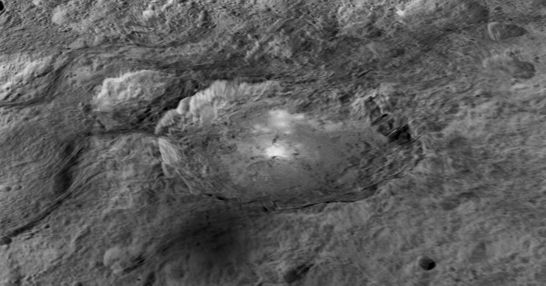 美国宇航局的“黎明”号探测器目前仍然运行在谷神星的轨道上，此前科学家发现谷神星上存在一座巨大的山脉，从外形上看，酷似埃及的金字塔。金字塔山脉的高度为6000米，