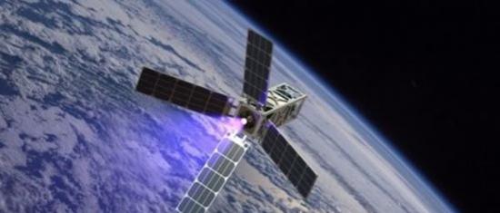目前等离子推进器已经在一些轨道卫星上使用，只需进行小型化就可以安装在纳卫星上