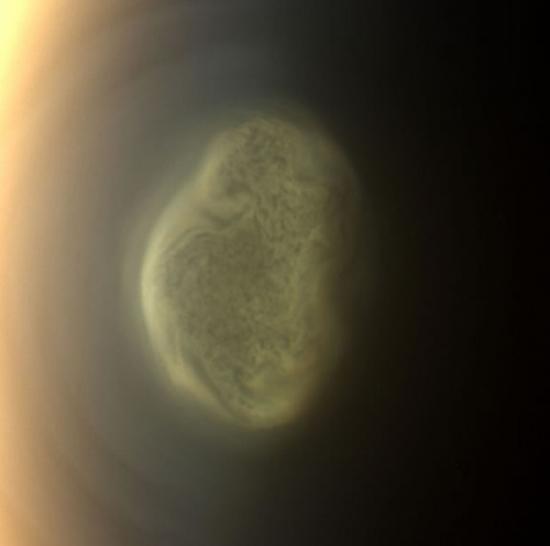 土星最大卫星土卫六的南极上空飘着“毒云”