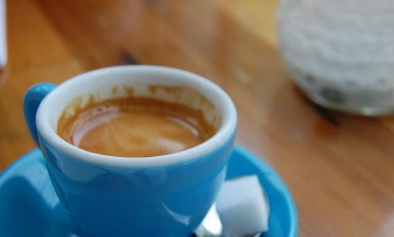 研究发现蓝色杯装的咖啡，会让人喝起来更感受到其甘甜味。