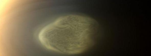 土星最大卫星土卫六的南极上空飘着“毒云”