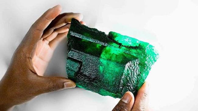 赞比亚矿场发现重逾5500克拉的祖母绿宝石 估价近300万美元