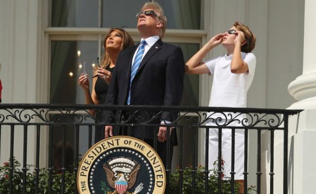 特朗普与第一夫人梅拉妮亚和儿子巴伦，在白宫观赏奇景。
