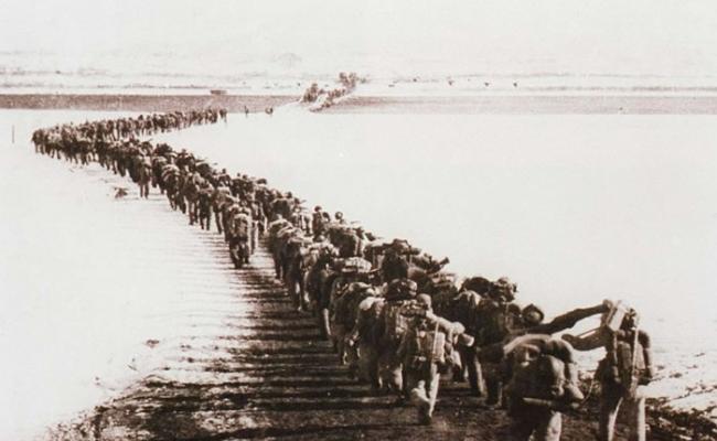 中国人民志愿军助朝鲜对抗美国。