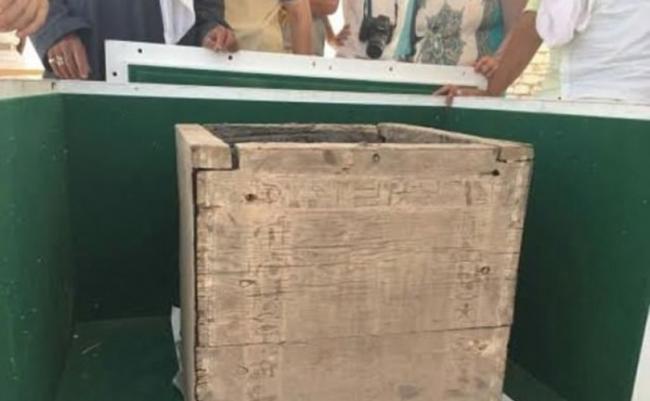 墓室内有一个刻有古埃及文的木箱。