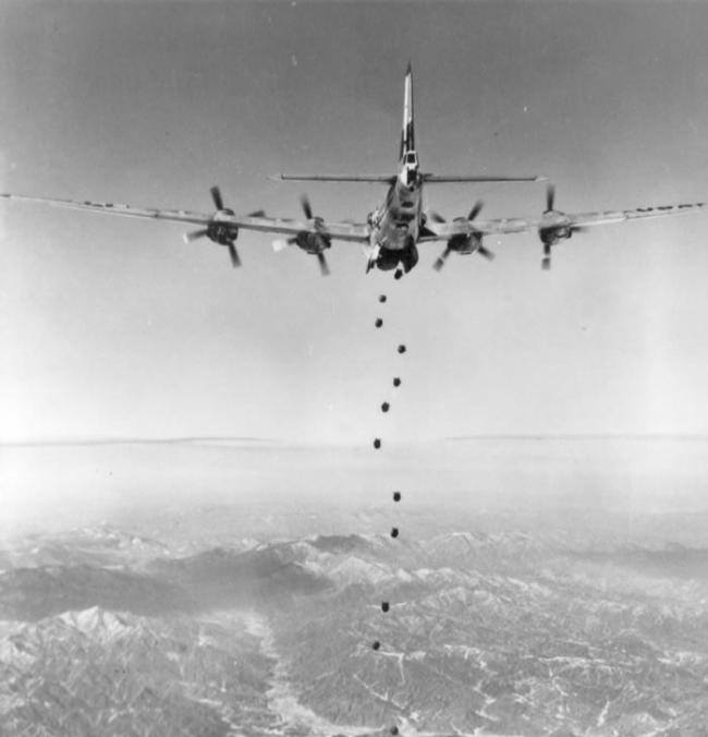 美军战机投入炸弹。