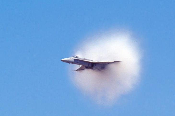 音爆的瞬间，飞行物四周的水珠也会因气温骤降而凝结，形成白蒙蒙的“雾”。
