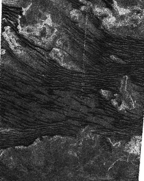 卡西尼探测器传回的雷达地图，显示了几座较长的线状沙丘旁的星状沙丘。