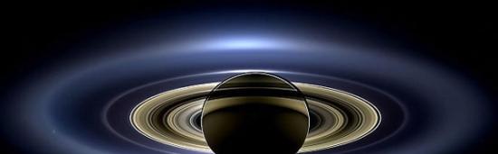这张令人难以置信的土星图名叫《这一天地球笑了》，它是“卡西尼”号在2013年7月19日拍摄的。图片显示，土星被背后的太阳照亮，这颗行星及其土星环的细节完全显露出