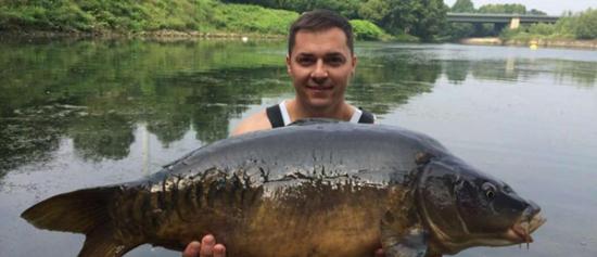 德国一名男子在莱茵河支流捕获一条巨大的鲤鱼