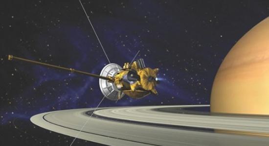 艺术概念图显示的是30日的“卡西尼”号，它庆祝了围绕土星运行取得巨大成功的10周年。在这段时间里，它大大提高了我们对这个令人着迷的行星系的了解，并显示出土卫六表