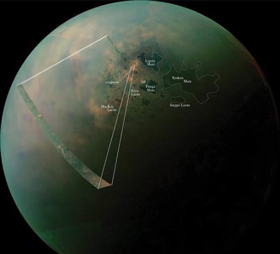 这张伪彩色合成图是用“卡西尼”号飞船收集的红外线数据制成的，它显示的是土卫六上的碳氢化合物湖泊，这是太阳系里除地球以外唯一一个已知地表存在稳定液体的地方，不过它