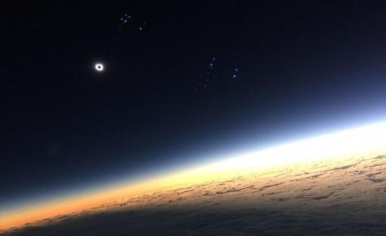 位处高空没有云层阻隔，从更接近位置拍下最佳日食照片。