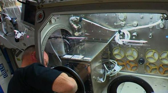 国际空间站的指挥官正在调试第一款3D打印机