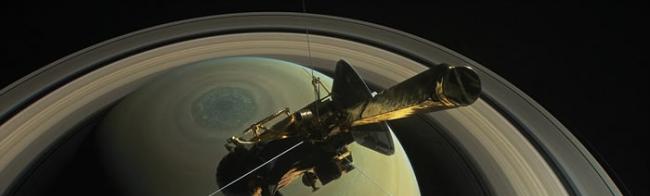 美国NASA无人土星探测船“卡西尼号”飞过土星大气层 近距离收集气体