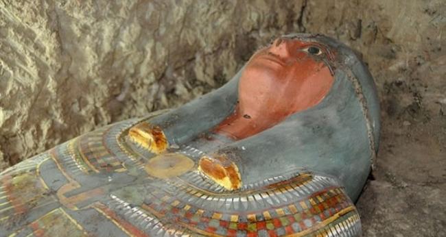 木棺用了许多古埃及五颜六色的宗教标志作装饰。
