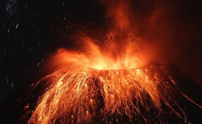 通古拉瓦火山喷出溶岩。