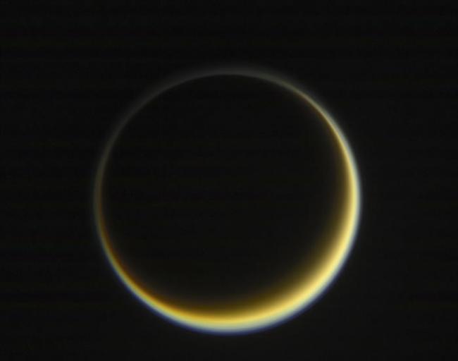 美国NASA无人土星探测船“卡西尼号”飞过土星大气层 近距离收集气体