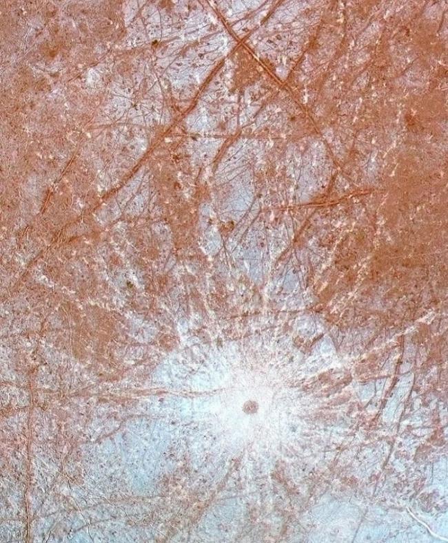 木卫二的陨石坑，可证明其冰壳极厚。