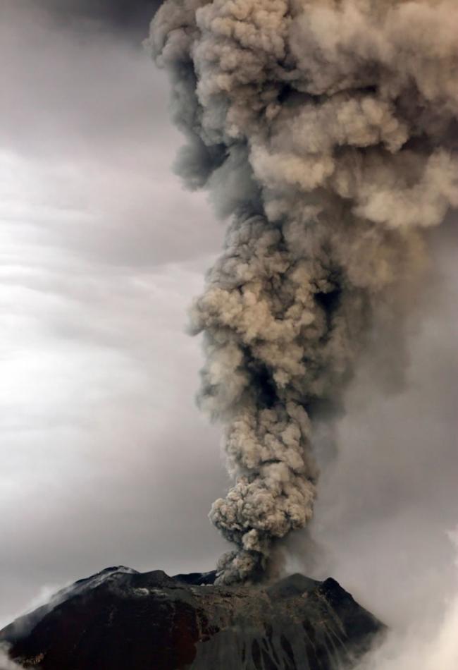 火山灰柱状云伸向高空。