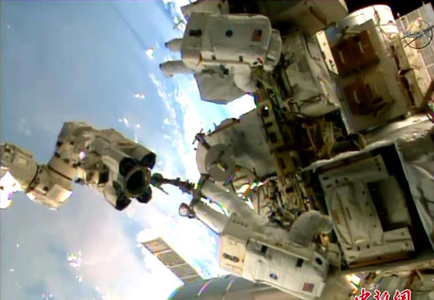 德国宇航员Alexander Gerst在其个人主页上晒出多张太空行走照片