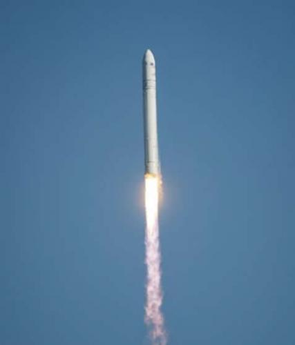 当地时间2013年4月21日，美国弗吉尼亚州瓦勒普斯飞行基地，美国宇航局的商业合作伙伴轨道科学公司的首枚“心大星”火箭发射升空。