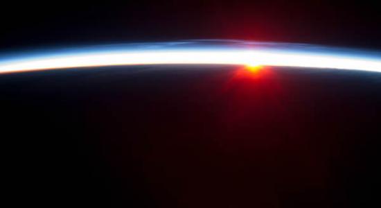 这张照片的拍摄于当地时间子夜后约15分钟。在222公里的高空中，宇航员们能够看到东北方的子夜日出