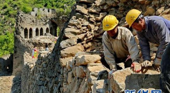 5月5日，施工人员在修复河北省秦皇岛板厂峪景区明长城159号敌楼到160号敌楼之间长233米的破损城墙。