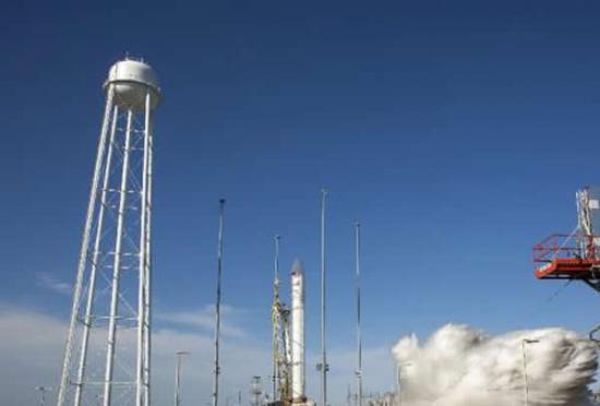 当地时间2013年4月21日，美国弗吉尼亚州瓦勒普斯飞行基地，美国宇航局的商业合作伙伴轨道科学公司的首枚“心大星”火箭发射升空。