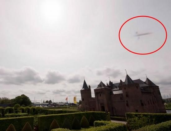 “S型尾翼UFO”飞掠荷兰古堡