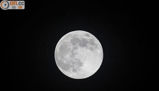 超级月亮于11日凌晨2时左右出现。(高嘉业摄)