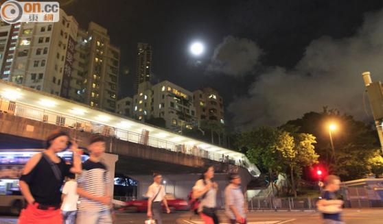 市民今日(10日)自入夜后，便能欣赏到巨月奇景。(高嘉业摄)