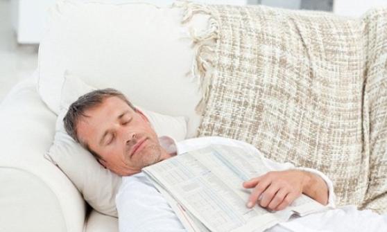希腊专家指午睡片刻可降血压，减心脏病风险。