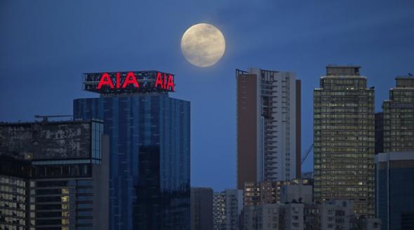 一轮圆月亮相香港市区的夜空。(美联社)