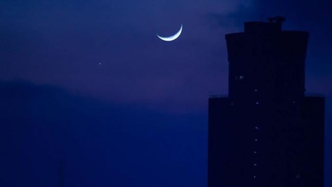 只要抬头朝西看 就能看见金星合月美丽天象