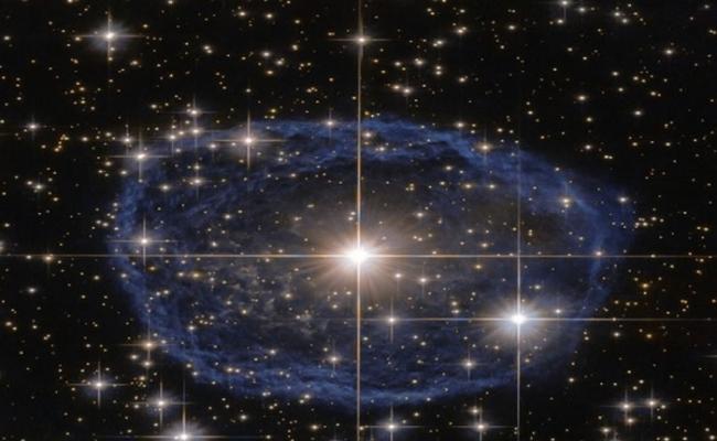WR 31a的沃尔夫-拉叶星（中间最亮处）被其喷射出来的蓝色星云包围住。