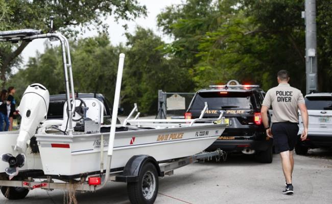 佛州警方出动快艇调查事件。